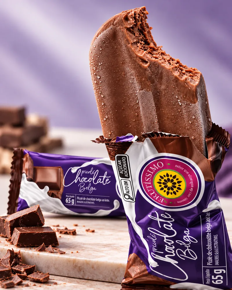 Picolé de chocolate belga Frutíssimo mordido, saindo da embalagem aberta